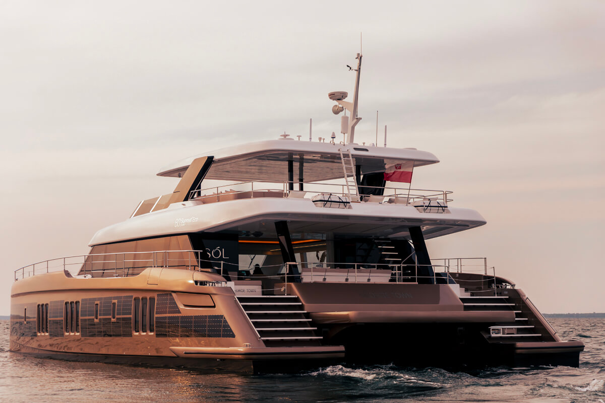 De 80 Sunreef Power Eco maakt zijn debuut op de Fort Lauderdale Boat Show 2023.